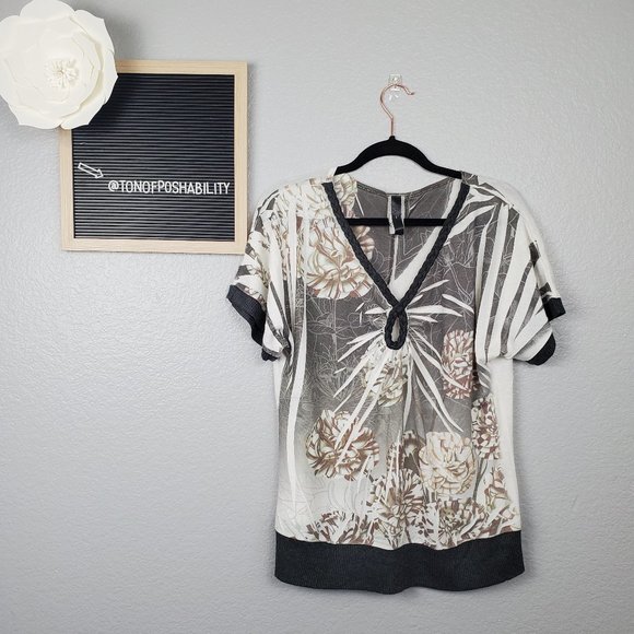 Anabelle Tops - Anabelle white and gray short sleeve floral print